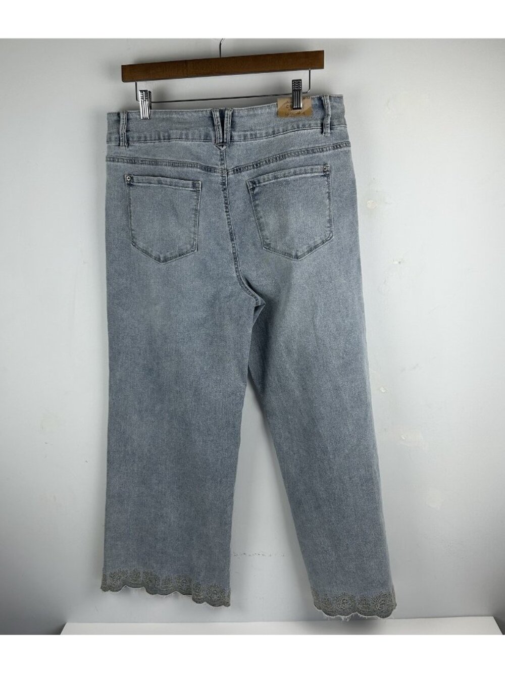 NWT Curve Appeal High Rise Wide Leg Jeans with Scalloped Embroidered Hems 14/32 - Picture 5 of 16